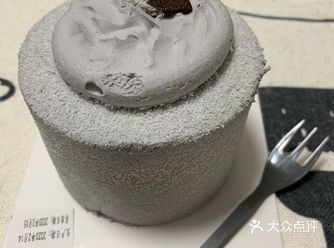 在家里细细品尝，陪着爱人看着电视吃着蛋糕朴实的浪漫