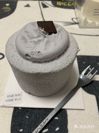 在家里细细品尝，陪着爱人看着电视吃着蛋糕朴实的浪漫