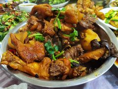 小笨鸡炖蘑菇土豆-高家大院烤全羊