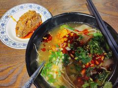 大碗宽粉-爆炸头阿姨小四川正宗川味小吃(无任何分店)