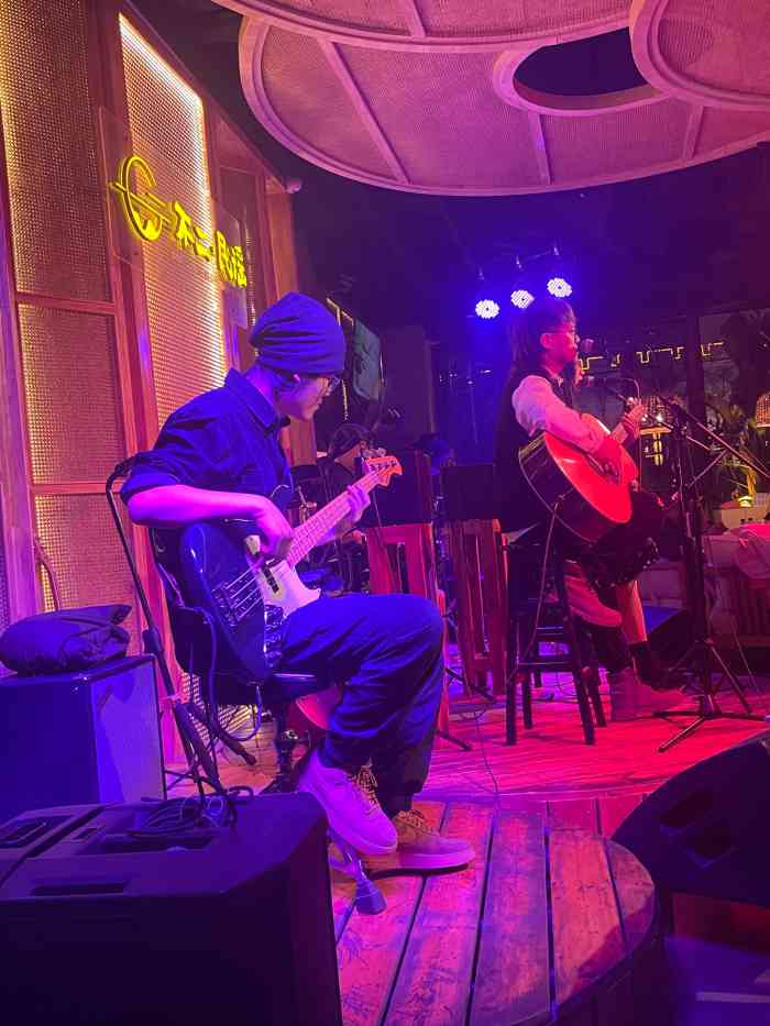 不二·民谣音乐餐酒吧(西安店)-"[薄荷]环境: 南门下舒适的音乐餐厅