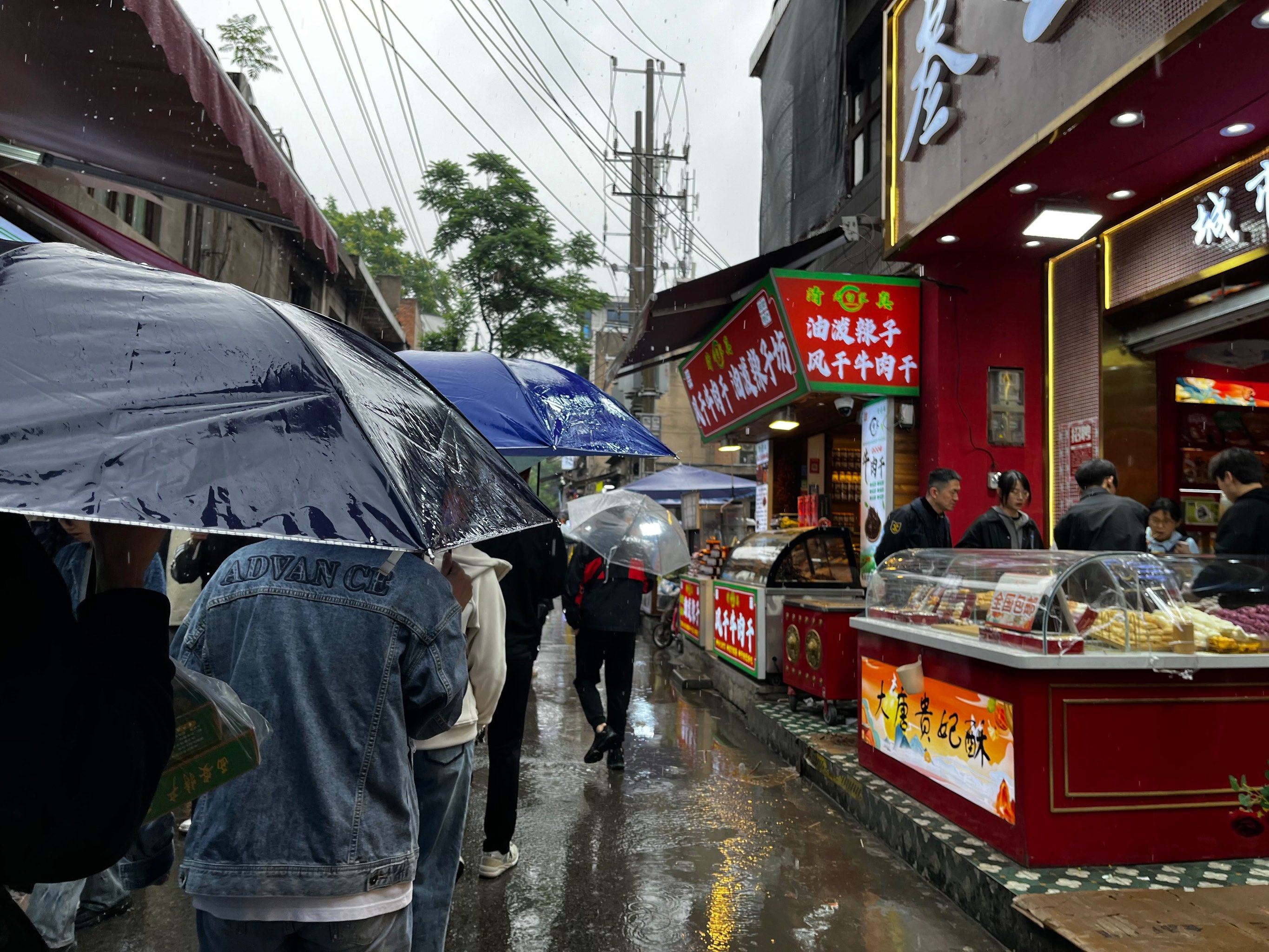 9715回民街雨中漫步,人潮涌动不减风情!