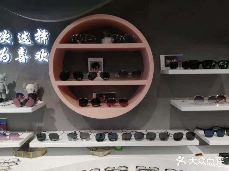 刚好他前两天来这里买了个太阳镜，问我要不要也买一个
