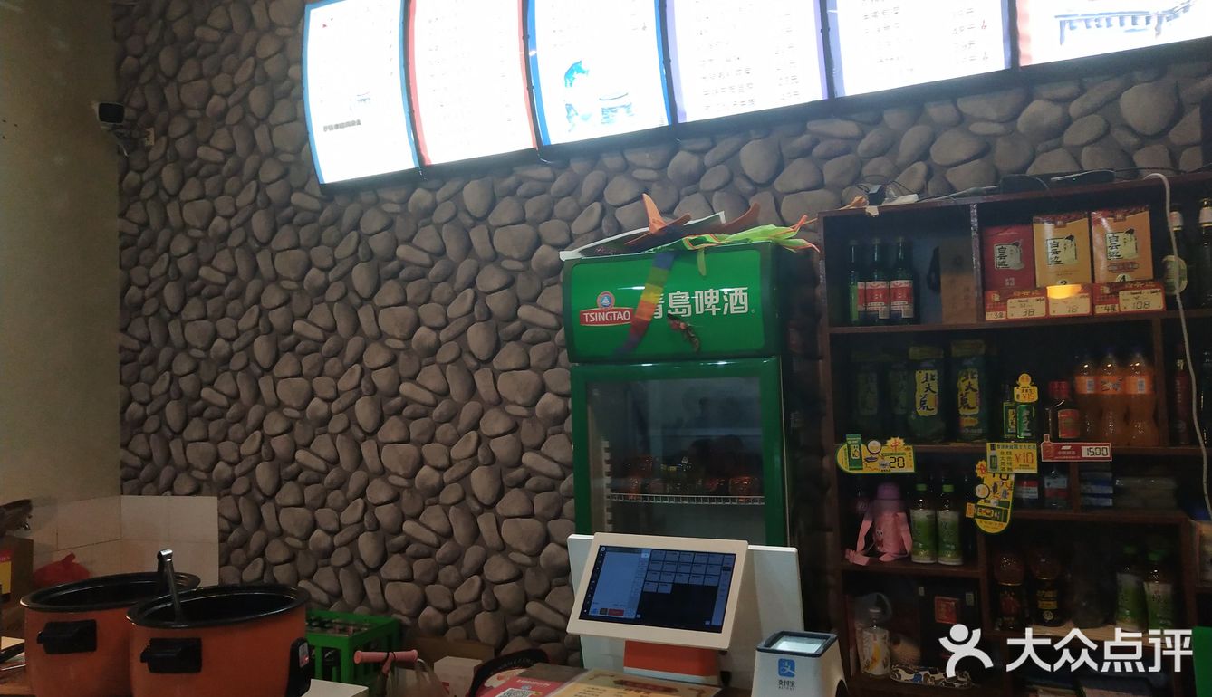 同时还有小吃，米酒汤圆、鸡蛋汤之类的，品种挺全的