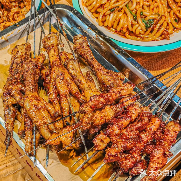生活的烟火气，就藏在羔羊烤肉的夜市里