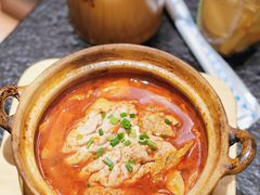 -何妹湿辣牛肉·粤式烧烤砂煲(桂雅路店)