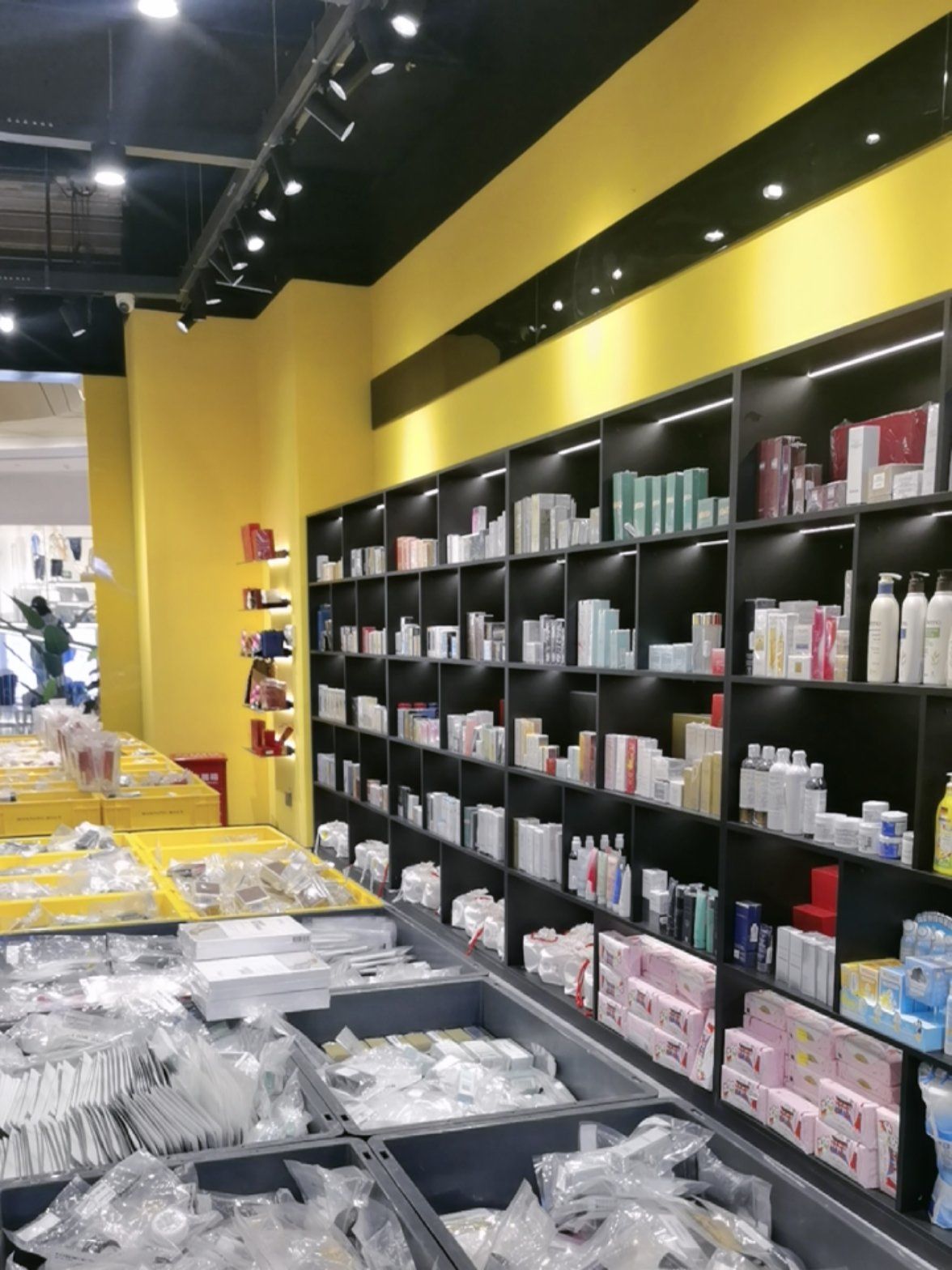 给闺蜜选购礼品,路过金辉的这家店.在进行