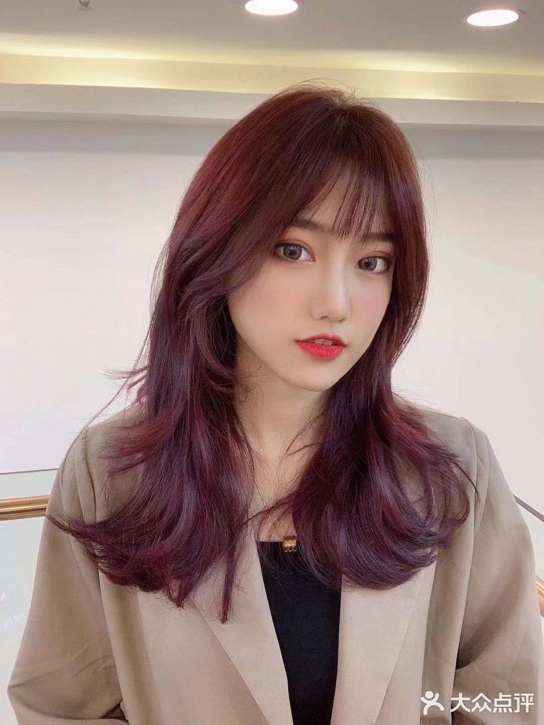 皮肤如果偏暗，建议大家可以做冷色系列的或者微潮色