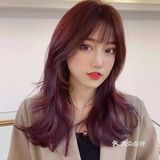 皮肤如果偏暗，建议大家可以做冷色系列的或者微潮色