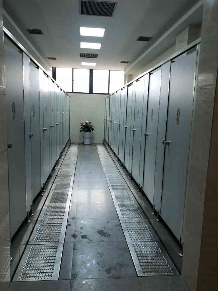 黄屋屯服务区停车场-"从南宁去钦州的三娘湾,停下加油休息. .