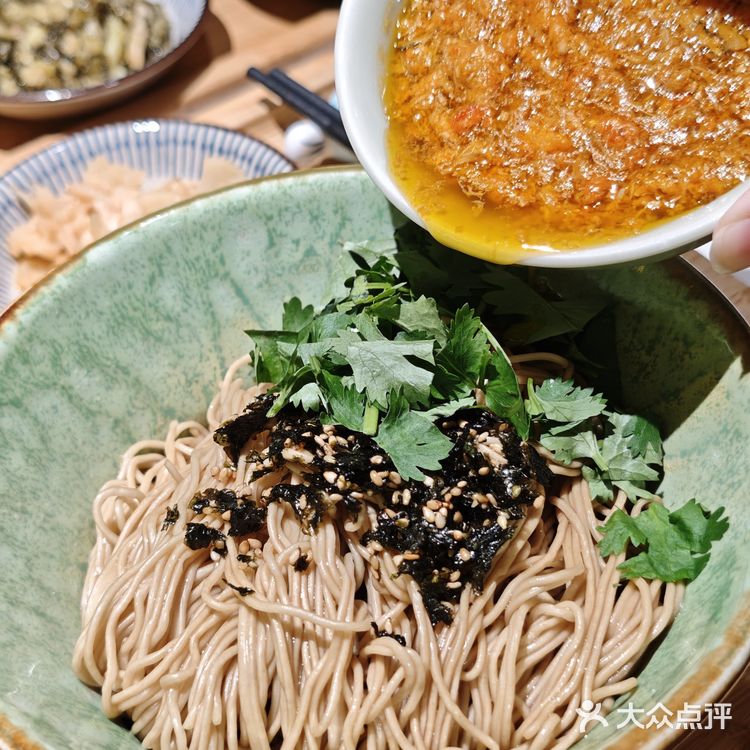 南京西路的黄鱼面，藏着外滩旧梦