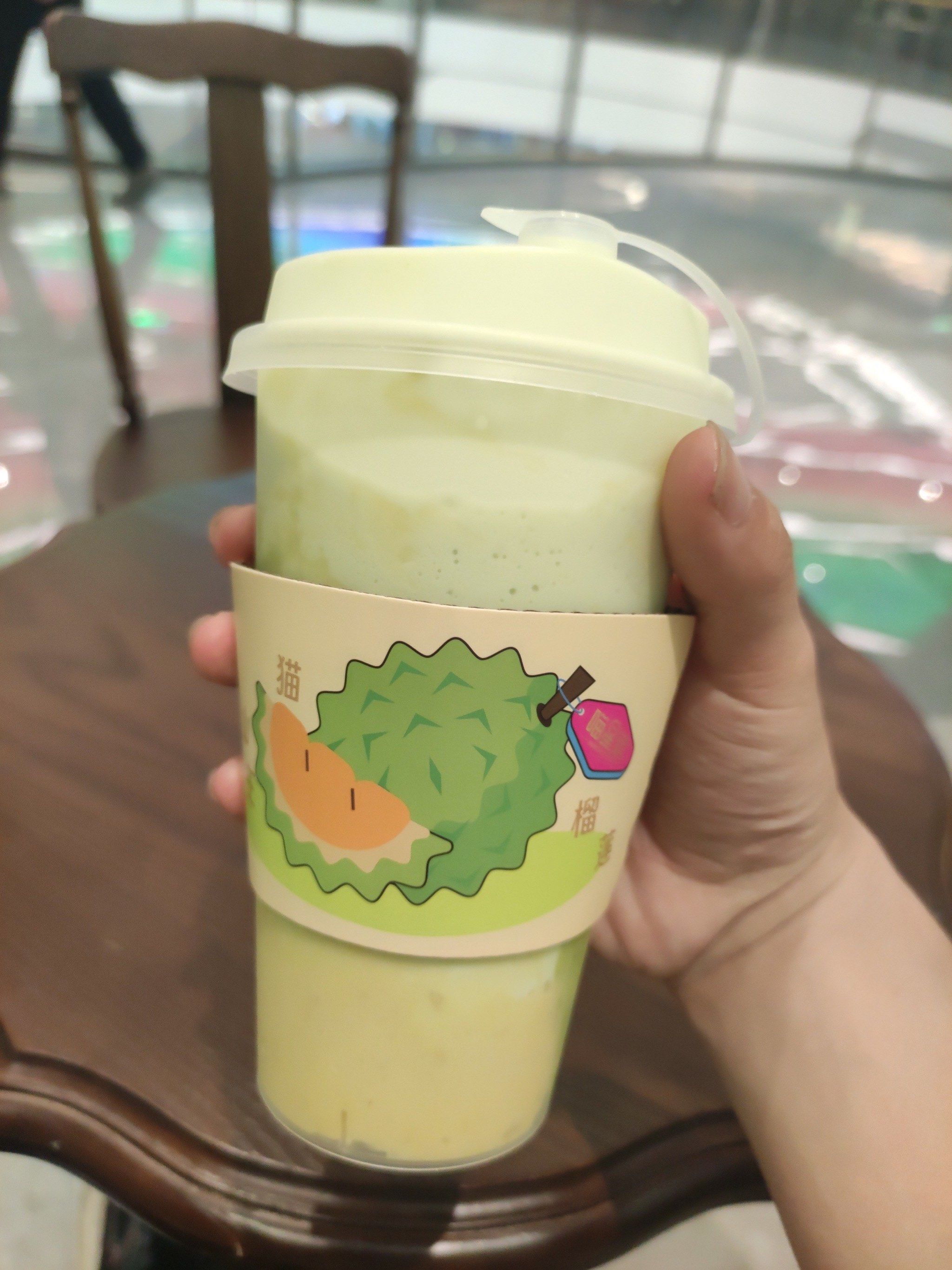 0元玩转这座城这家果汁饮品店是专门做鲜榨榴莲汁和相关饮品的,用的