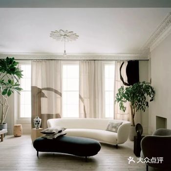 这个房子的主人是设计师Louise Grey