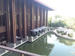 这边是餐厅露天部分和大鱼唐-三亚亚龙湾铂尔曼别墅度假酒店