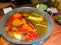 菌汤辣锅鸳鸯锅-胖姐社区老火锅(北京总店)