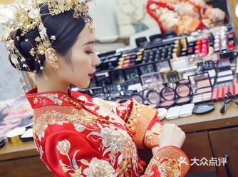 手绣秀禾： 一袭红色全真丝绸缎手绣秀禾服 高品质肉眼