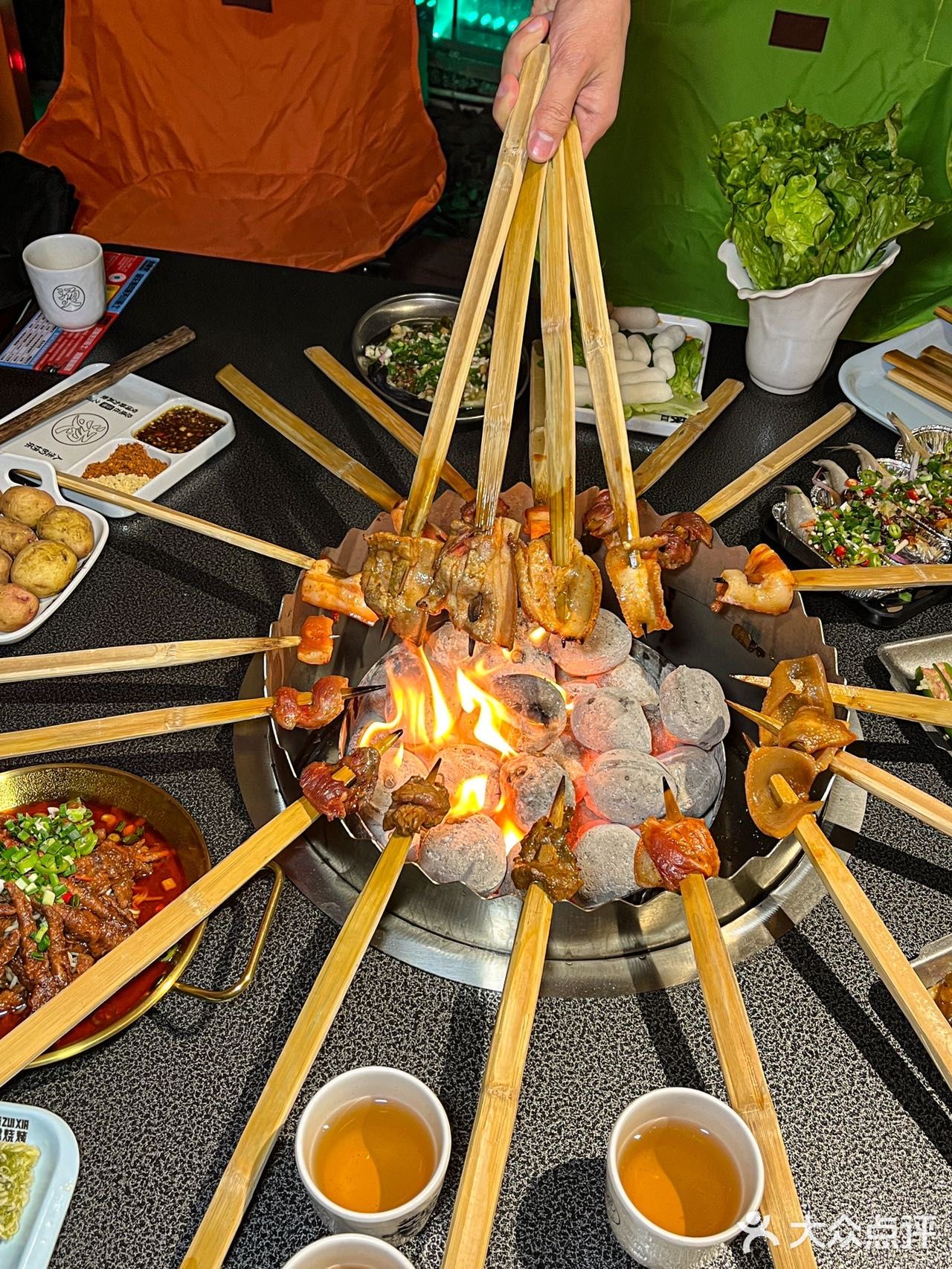 来十八梯一定要吃啊，天台音乐烤肉香迷糊了！