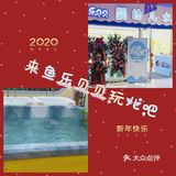 快乐的孩子水中游