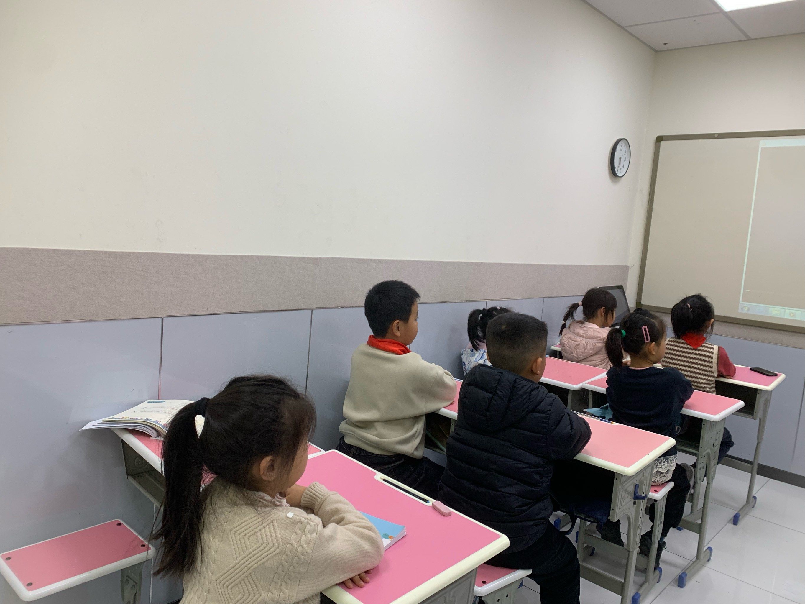 小朋友认真听课