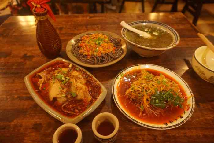 醉八仙热酒馆(渝中店)-"看了看四周都是重庆本地人在喝酒吃肉～已经.