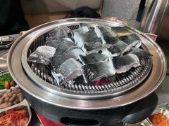 -围炉肉舍•炭烤活鳗•丹东海鲜烤肉(步行街店)