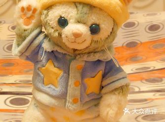 小镇上新开的迪士尼潮，一楼展示和结账区，二楼小小的空