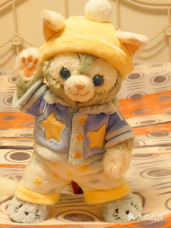 小镇上新开的迪士尼潮，一楼展示和结账区，二楼小小的空