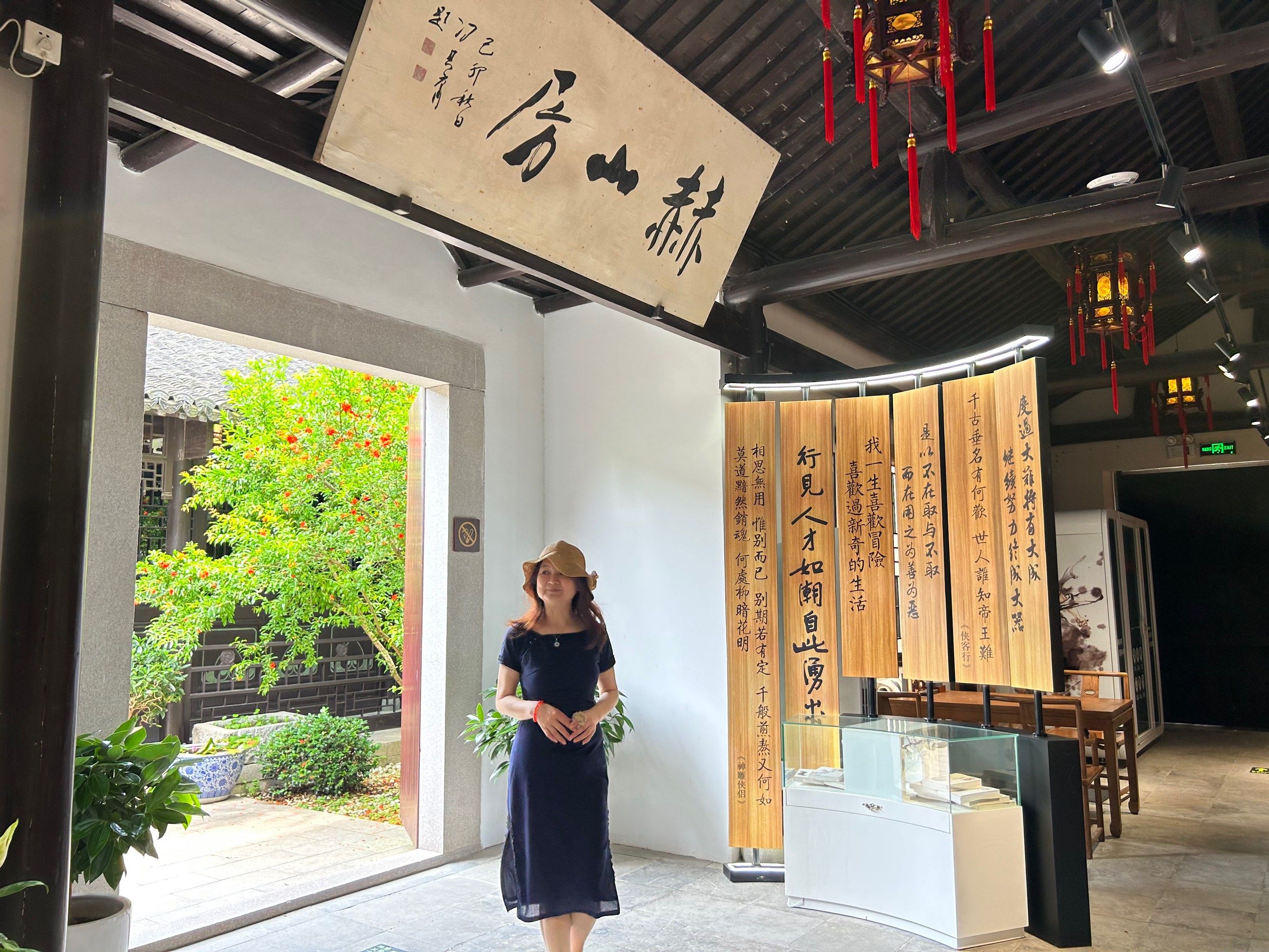 到海宁就是冲着金庸,徐志摩,王国维,陈阁老来的,金庸旧居是海宁第一站