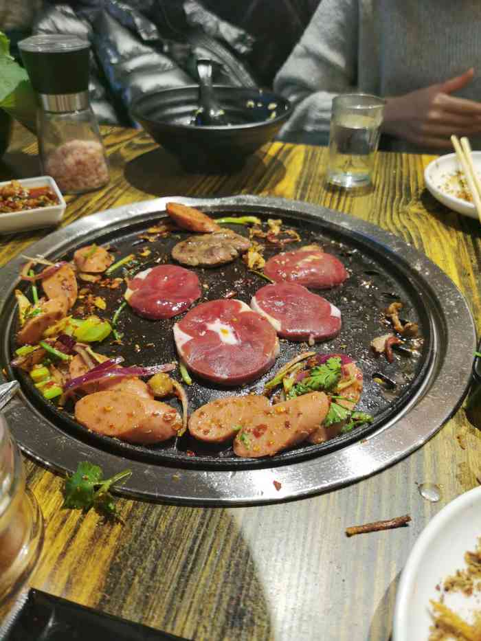 齐德隆齐市家庭烤肉-"[服务]服务员热情,进门上小菜点菜,流程.