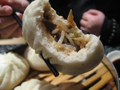 豆芽菜素包的馅料很丰富-石头门坎