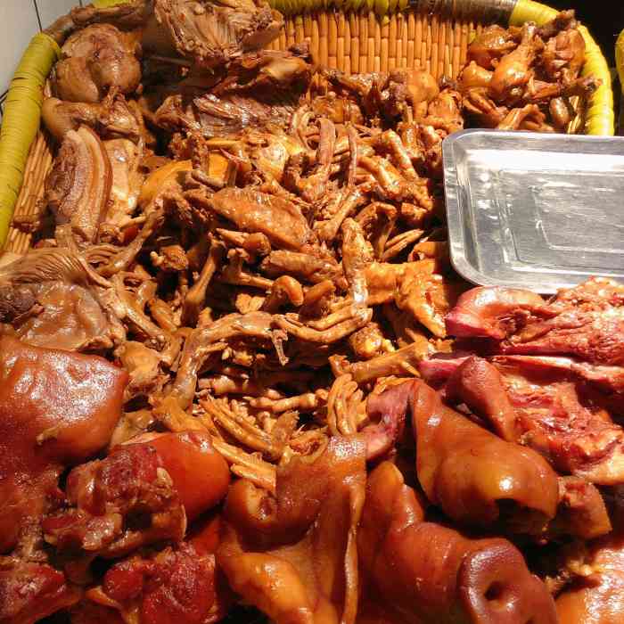 王氏现捞(万年场总店)-"跟朋友在旁边吃鸭血捞面,看到这家卤菜生意.