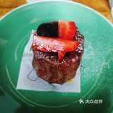 中间的牛肉馅是手工制作的。食物的摆盘，周边环境都不错