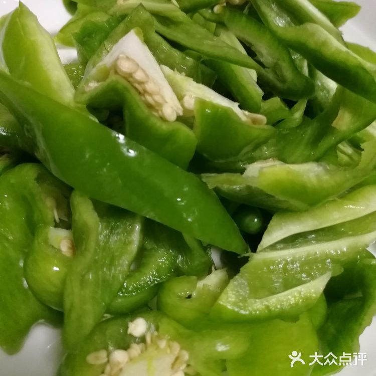 爆炒猪腰（家常版）食材：猪腰一个 青椒 小米椒