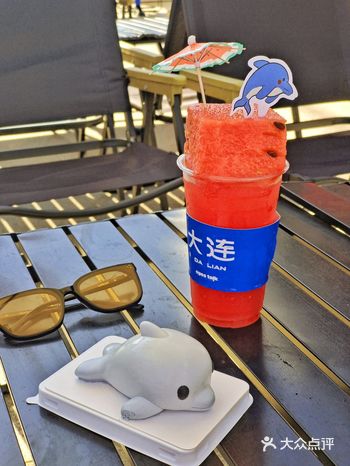 在海边被这杯西瓜汁“俘虏”了，是夏天的快乐！