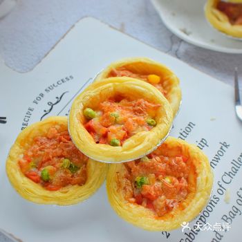 迷你蛋挞皮披萨  制作方法： 1、所需食材：蛋