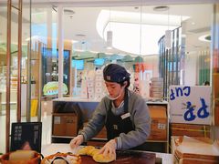 店员帮切面包-奈雪的茶(亨特国际广场店)