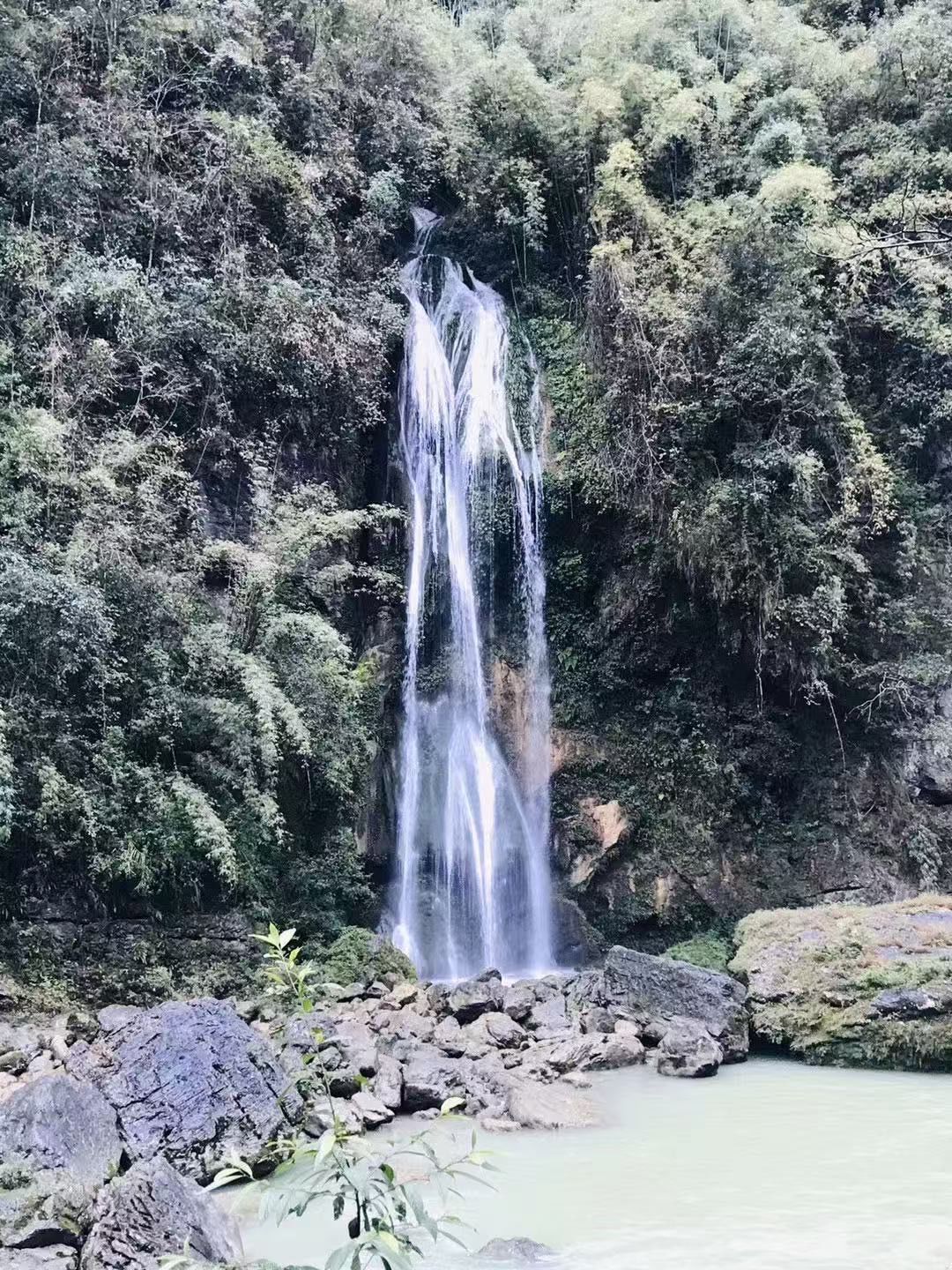阿依河典型的峡谷景观,水是碧绿的,山是清脆的