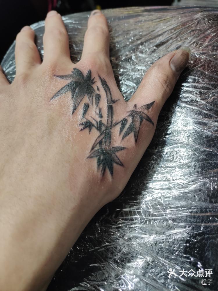 上海雕龙艺术刺青 跟着朋友来纹身了 因为是第一次纹身所以内 大众点评移动版