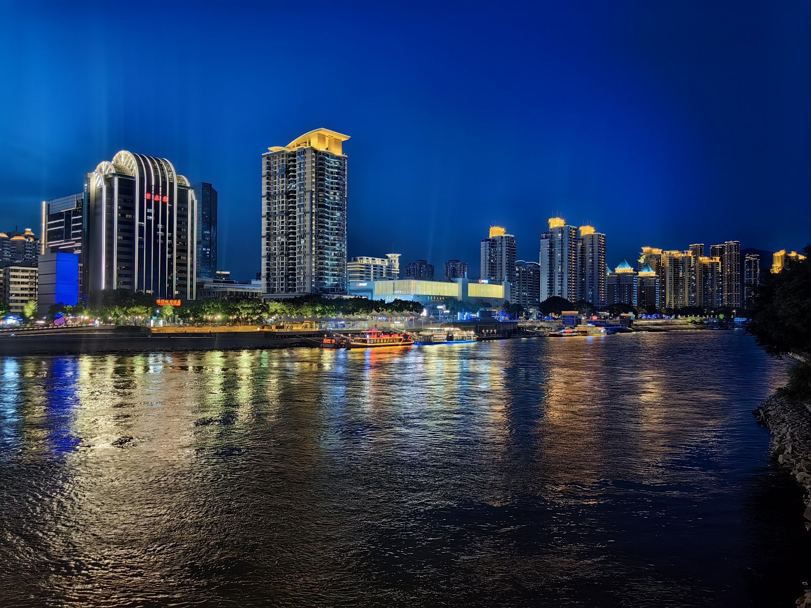 自适应背景图片