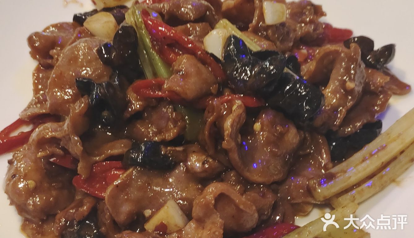 大圆桌下的友情时光