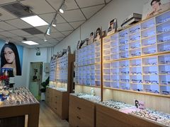 -天空之镜眼镜店蔡司依视路配镜授权零售店(望京颐堤港店)