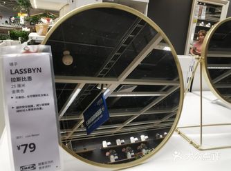 这个系列的镜子都采用黄铜色的金属镜框