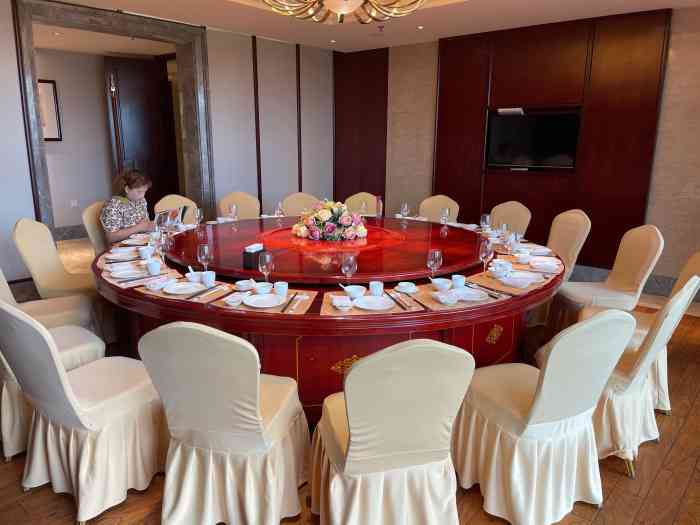 红杏酒家(荔枝广场店)-"口味很好,菜偏辣,服务没话说,人多,上菜.