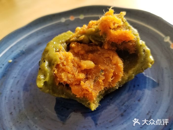 王家沙点心店(南京西路总店)艾叶咸蛋黄肉松青团图片