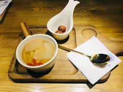 冰糖银耳炖雪梨-炖物24章·顺时轻养茶(杭州大厦店)