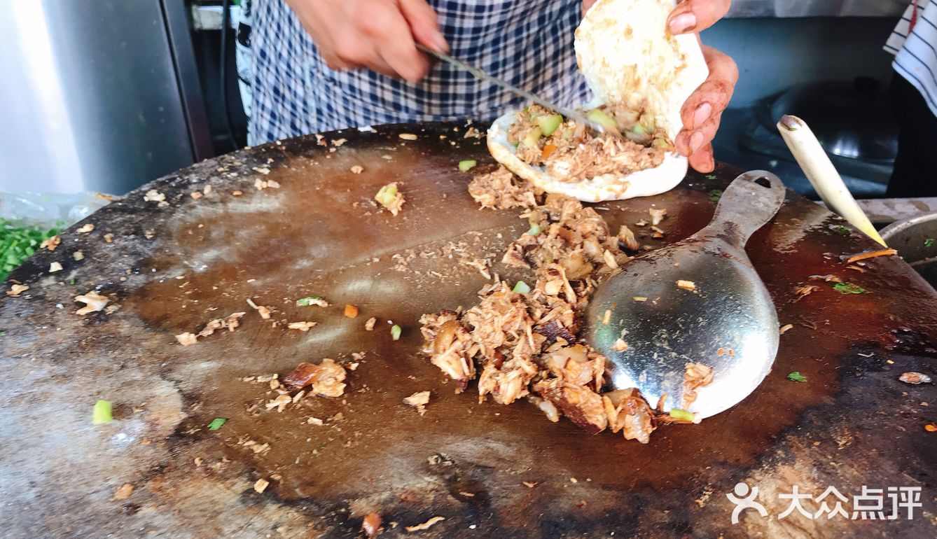 一早窜了过来 酱肉咸香，白吉馍劲道