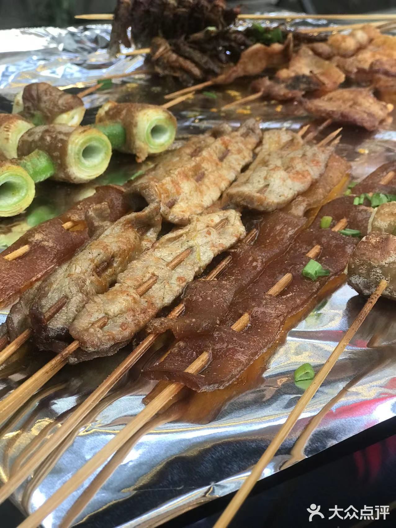 在草金路的中诚悦府新开了一家青春烧烤，从装修风格到味道不摆了