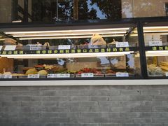 面包甜点陈列柜-四季小馆·地道北京小吃(广百店)