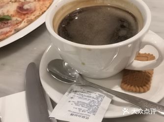 小时和弟弟做游戏，谁输了谁就喝“咖啡”（一大杯凉水