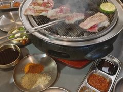 -围炉肉舍•炭烤活鳗•丹东海鲜烤肉(步行街店)